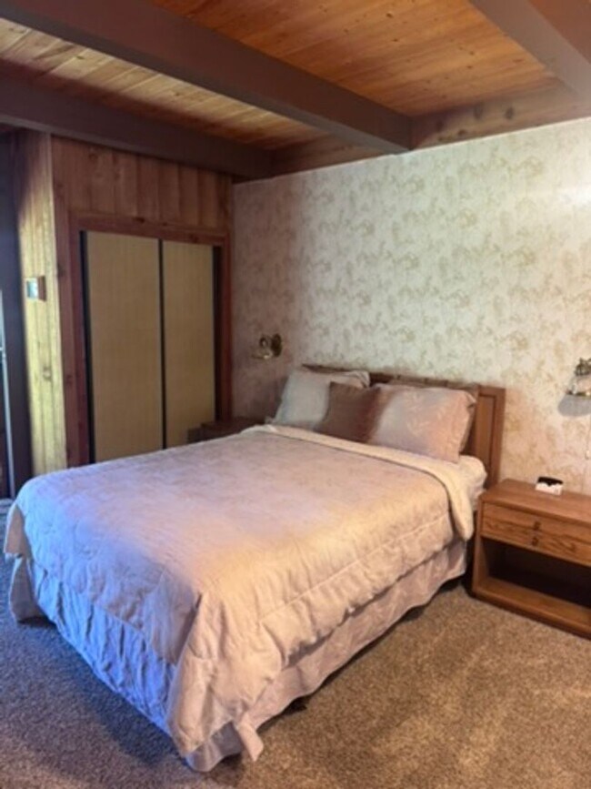 Building Photo - Spacious Furnished 3BD + Den / 3BA Mountain Condo | Pet Friendly | Villa de los Pinos