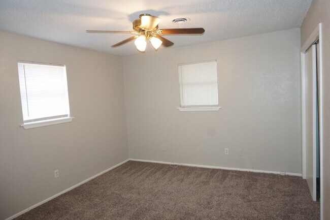 Building Photo - Beautiful House With Close Location To Tak...