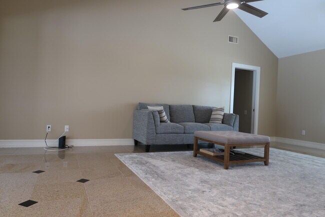 Building Photo - 1087 NE Quinn Pl