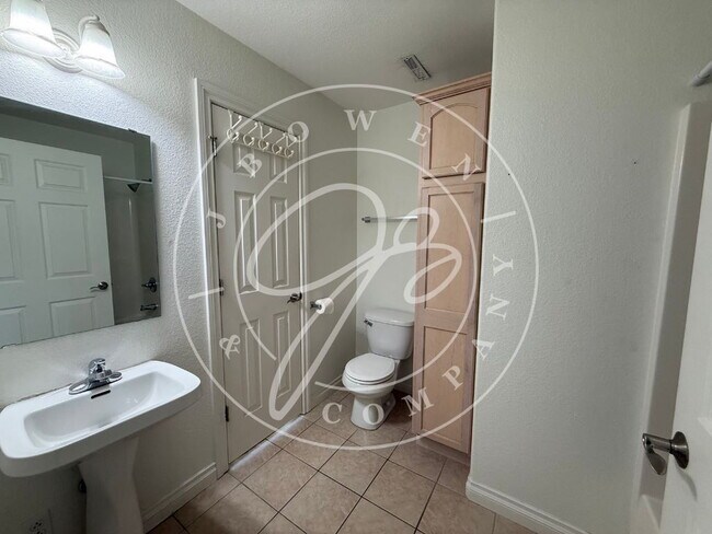 Building Photo - "Charming 2-Bed Condo with Fireplace & Scenic Views on Fox Cove Dr, Perrysburg!"