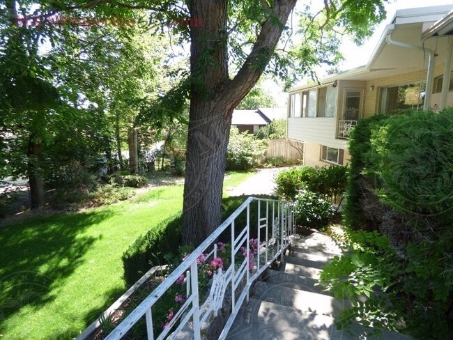 Building Photo - Beautiful 5 Bd 3.5 Ba Home in Holladay