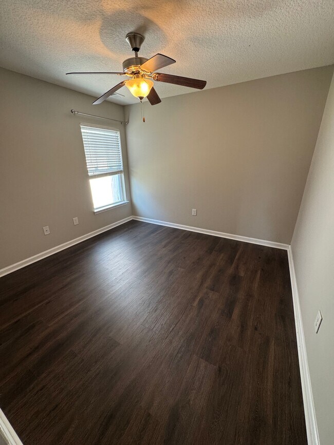 Building Photo - 661 Old Castle Loop