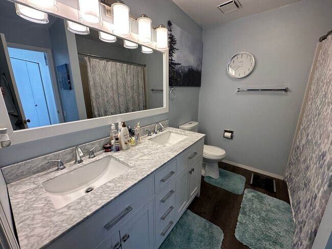 Building Photo - Spacious 2 Bed / 2 Bath Townhome with Garage