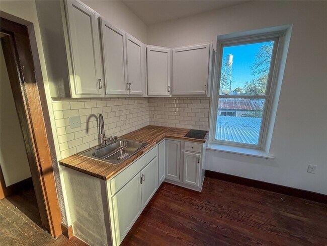 Building Photo - 107 E Stone St