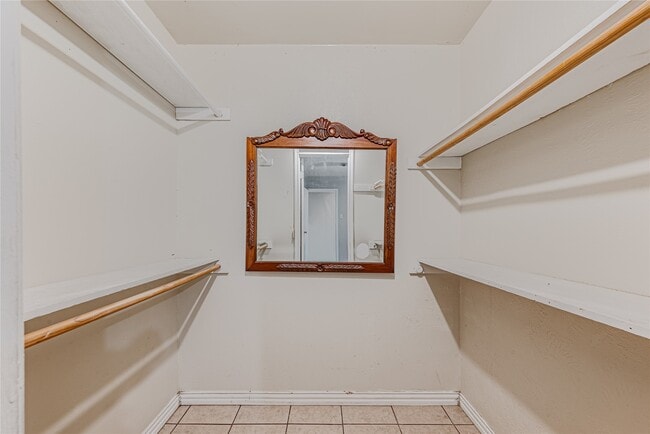 Building Photo - 2021 Kingsdale Dr