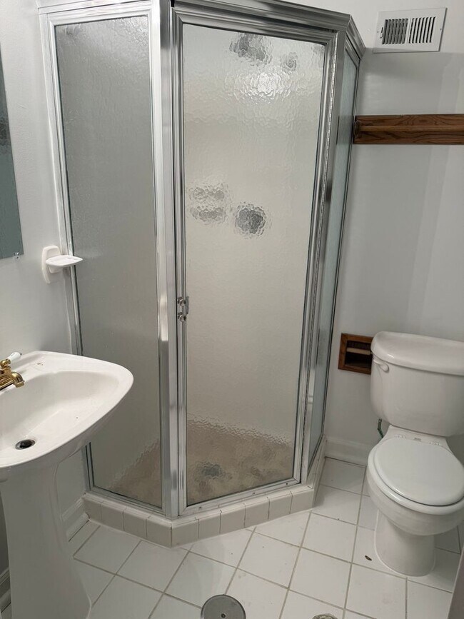 Building Photo - Beautiful 2 Bed 2 Bath Clarendon End-Unit ...