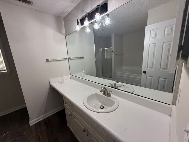 Building Photo - Modern Updated Top Floor unit! Freshly Pai...
