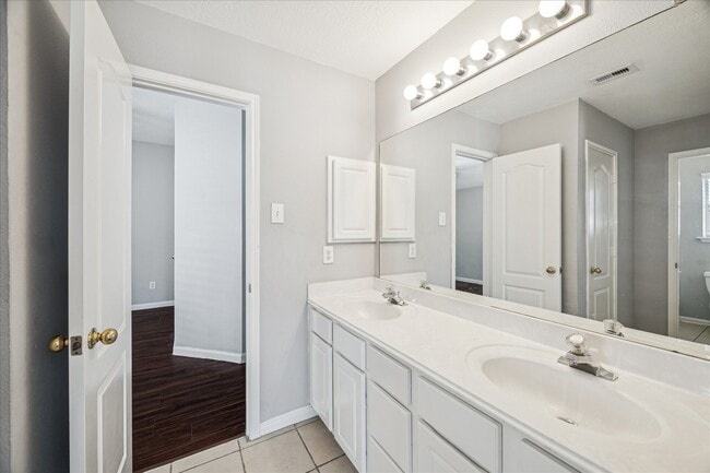 Building Photo - 17610 Forest Haven Trail