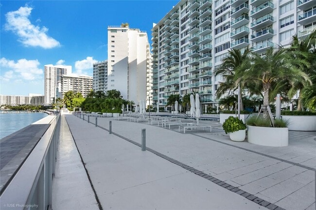 Building Photo - 1000 West Ave