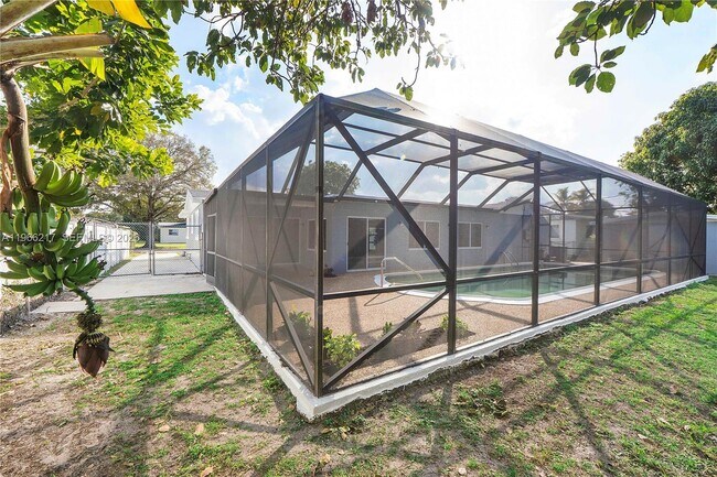 Building Photo - 4725 NW 5th Ct