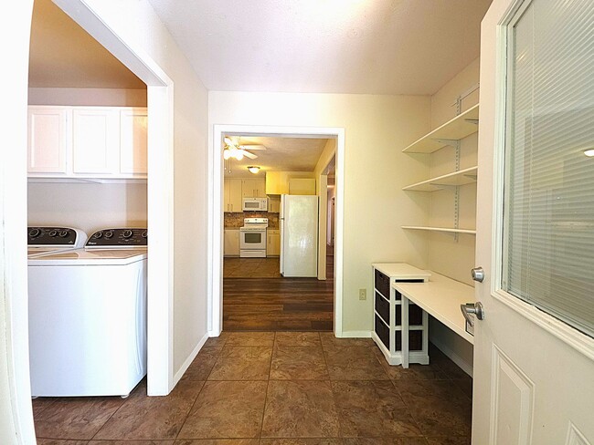 Building Photo - Welcome to this charming 3 bedroom, 2 bath...
