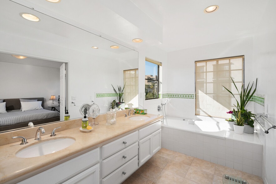 Master Bathroom - 432 S Hamel Rd