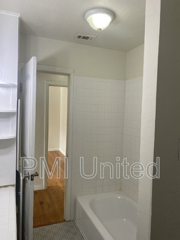 Building Photo - 510 Panhandle St