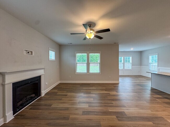 Building Photo - Beautiful 3 Bed 2.5 Bath Home in Raeford