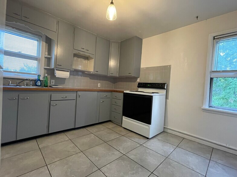 Building Photo - 706 S 25th St