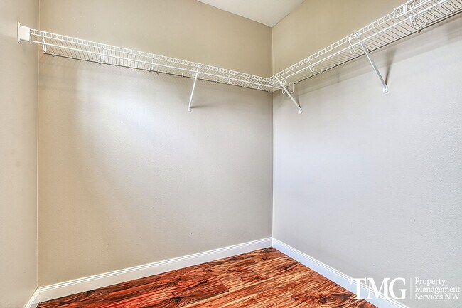 Building Photo - Gorgeous Four Bedroom Townhome in Hillsboro!