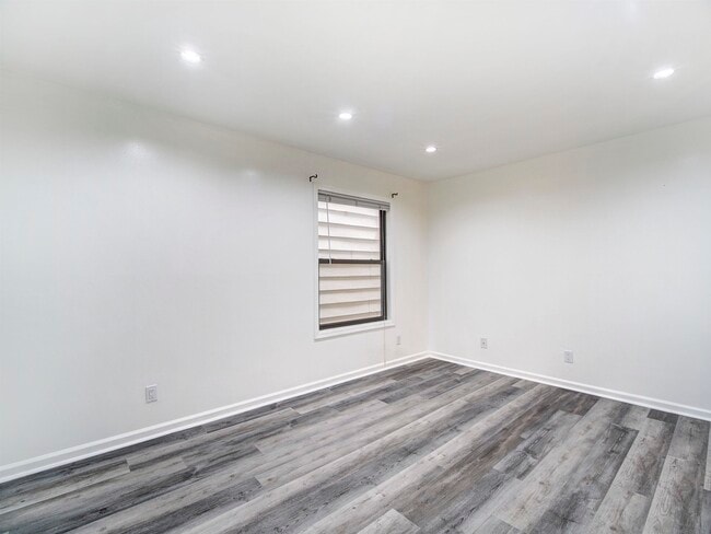 Building Photo - 22 69th St