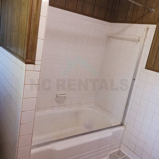 Building Photo - Recently Renovated 2-Bedroom and 1-Bathroo...