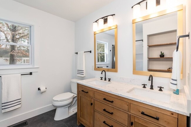 Building Photo - Three Bedroom Home!