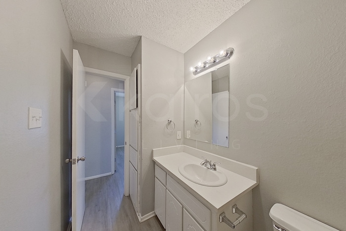 Building Photo - 1117 Saturn Dr