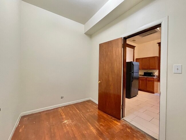 Building Photo - 1321 N Maplewood Ave