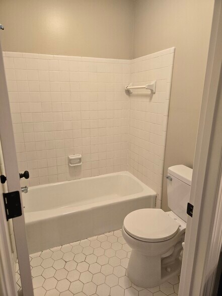 Hall (Shared) Bathroom - 1441 Stonegate Pass