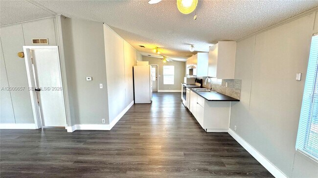 Building Photo - 220 NE 12th Ave