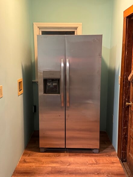 Building Photo - 64 Ford St