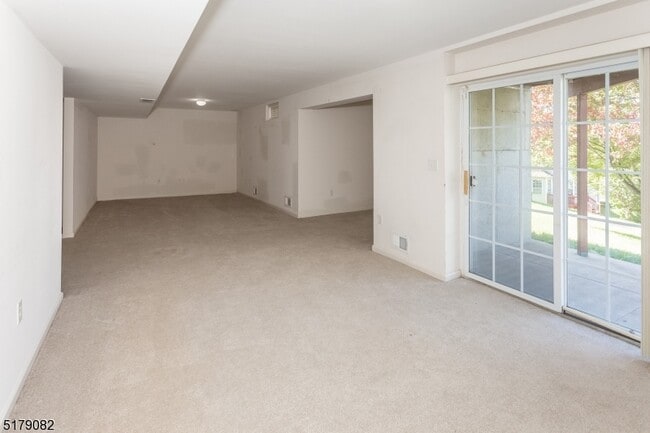 Building Photo - 135 Winding Hill Dr