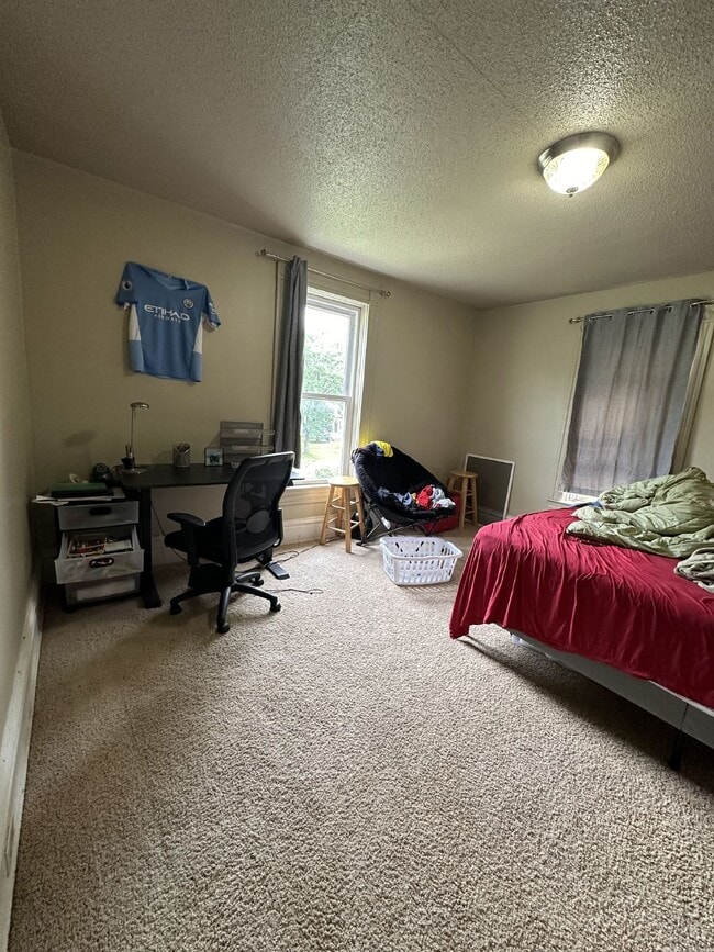 Building Photo - Amazing 4 Bed 1 Bath close to UWEC!
