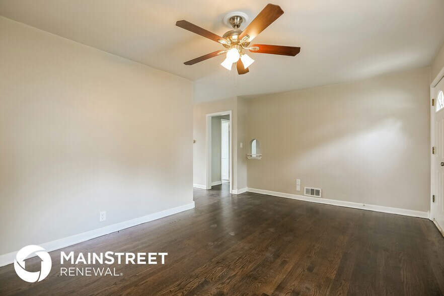 Building Photo - 3101 NE 56th St