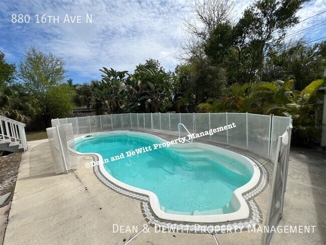 Building Photo - 880 16th Ave N