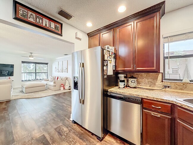 Building Photo - Gorgeous 3 bedroom Corner Unit with Lake view in Coconut Creek