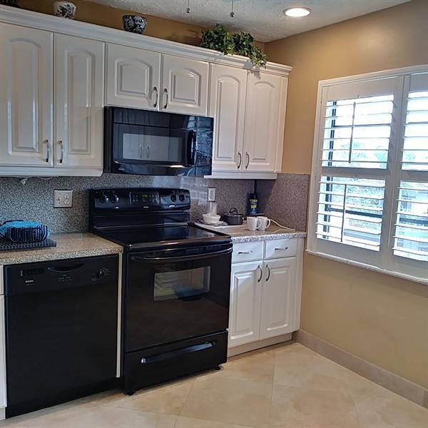 Building Photo - 8045 Eastlake Dr