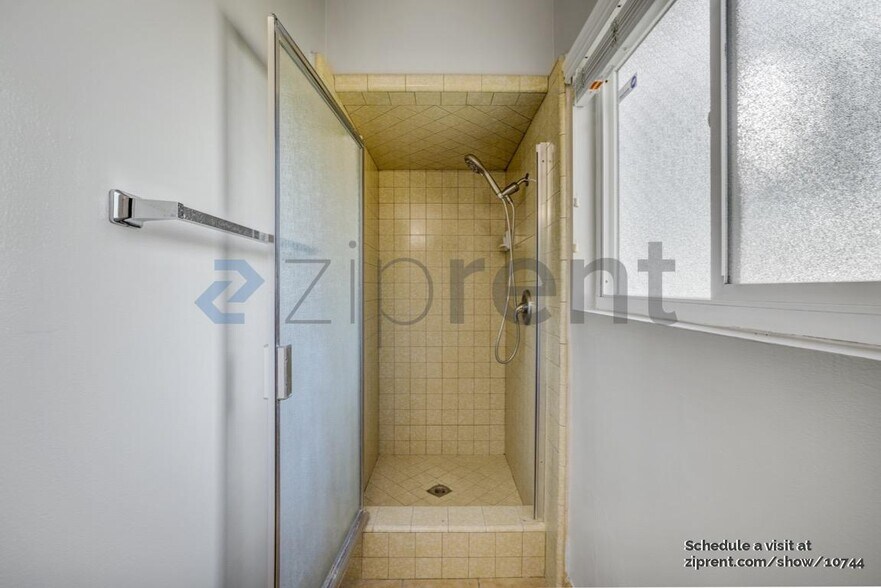Building Photo - 16422 McRae Ave