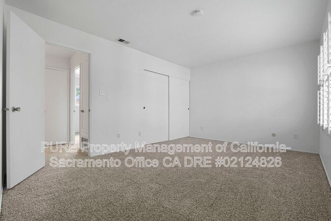 Building Photo - 8811 Salmon Falls Dr