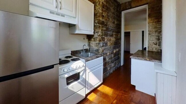 Building Photo - 137 E Gorham St