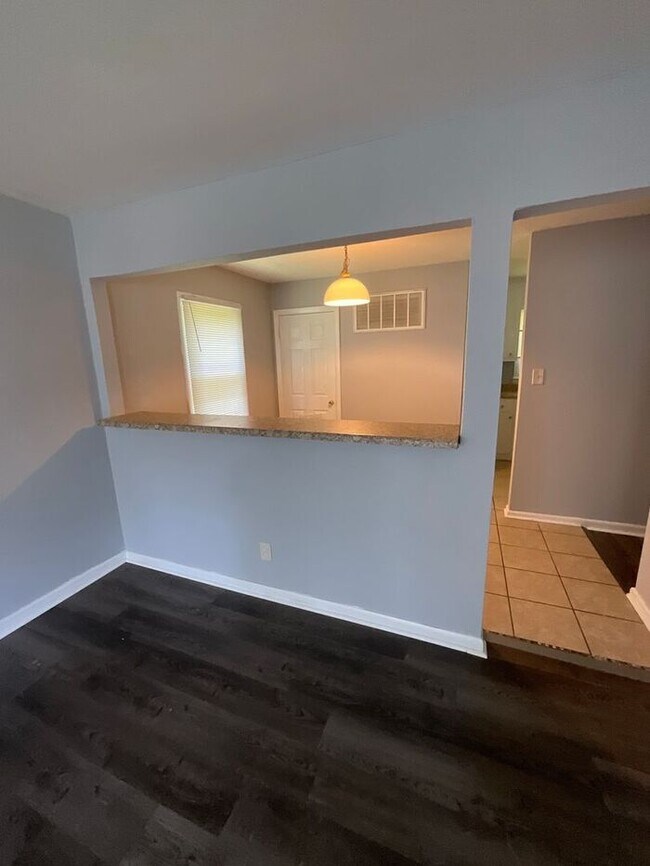 Building Photo - 3 bedrooms one bath apartment located in the Highlands, section of Portsmouth
