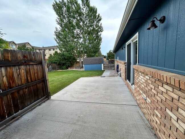 Building Photo - Spacious 3BR Duplex w/ Garage, Workshop, L...