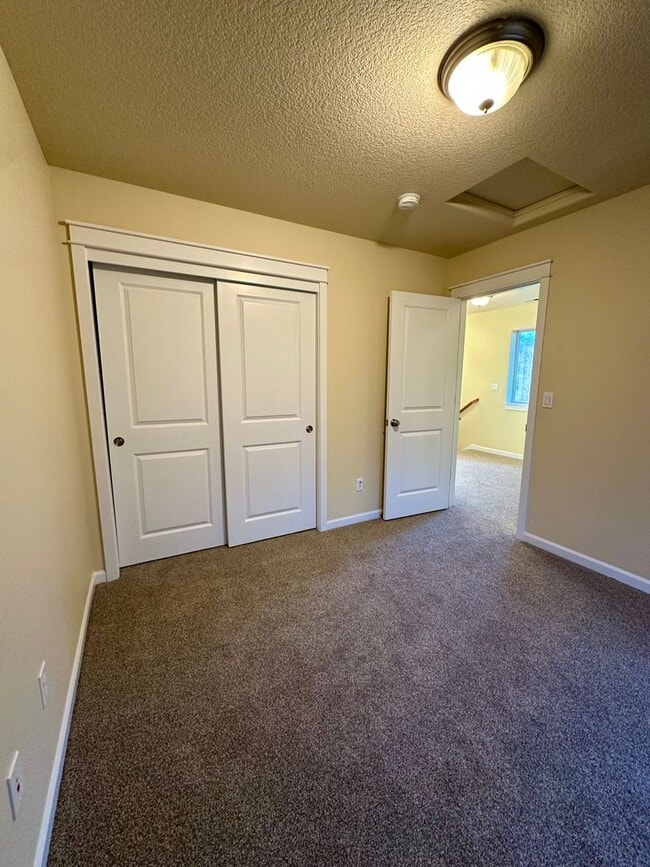 Building Photo - 63114 Dakota Dr