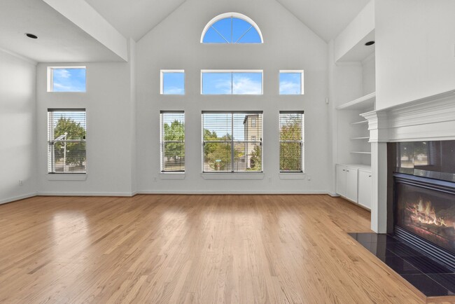 Building Photo - Charming 3-Bed, 2.5-Bath Home in the Heart of the Heights with Spacious Yard & Prime Location