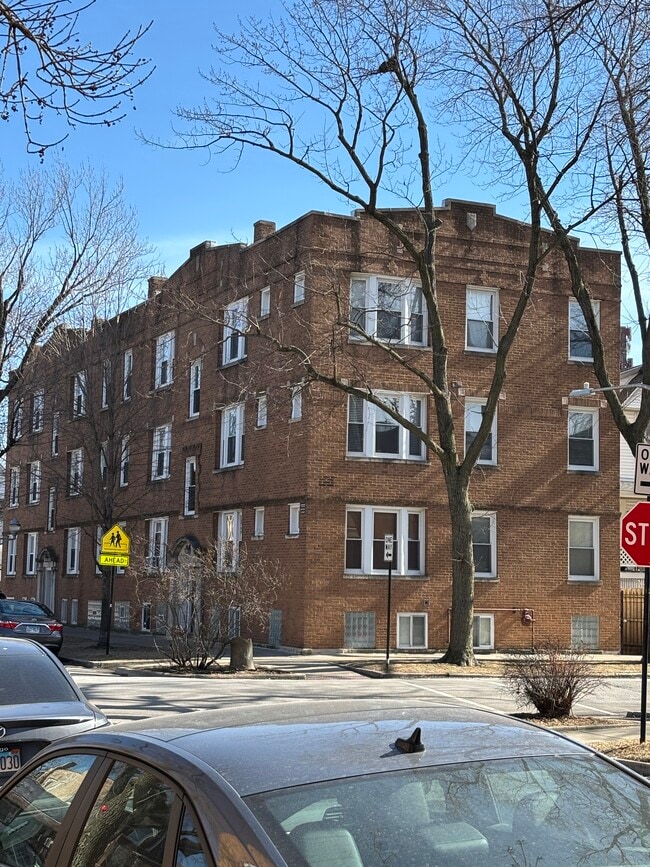 Building Photo - 3021 W Cullom Ave