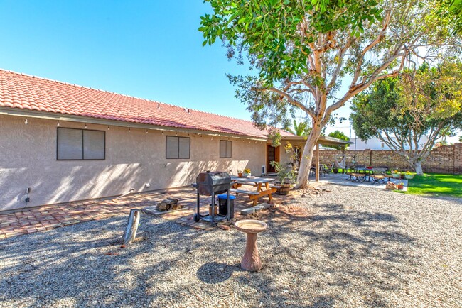 Building Photo - Spacious 2-Bedroom Home with Room to Roam ...