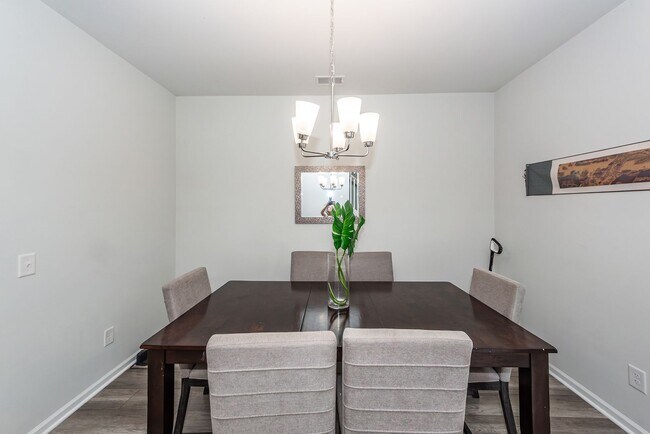 Building Photo - 6 Bedroom 4.5 Bath in Limehouse Village - Summerville