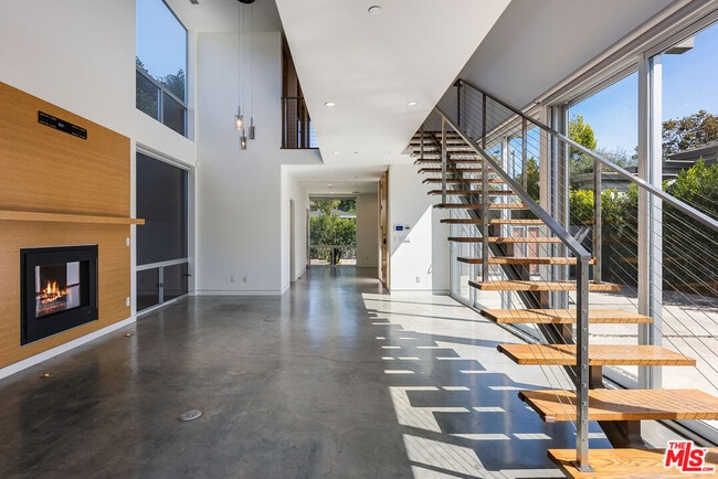Building Photo - 547 Huntley Dr