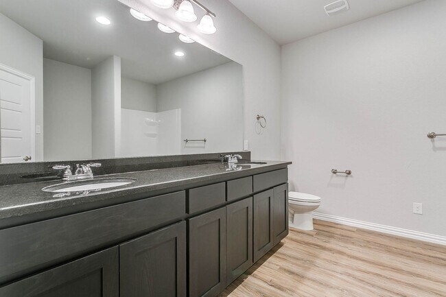 Building Photo - 3 bedroom 2 Bath home Move In Ready