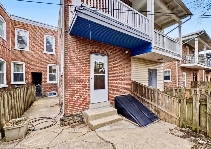 Building Photo - 596 N Plum St