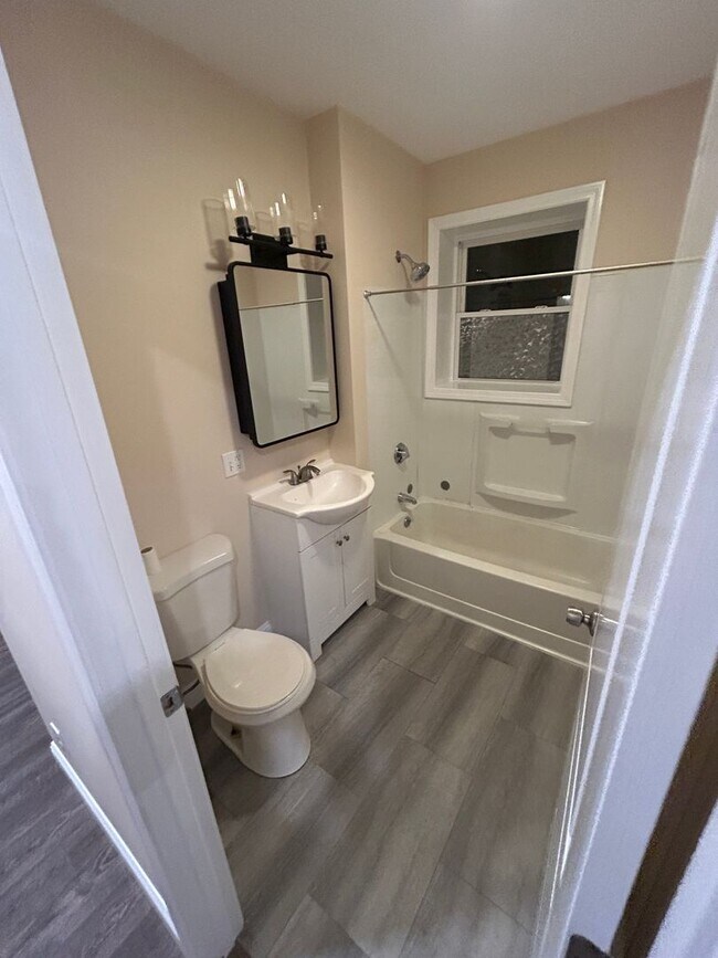 Building Photo - 1039 Main St