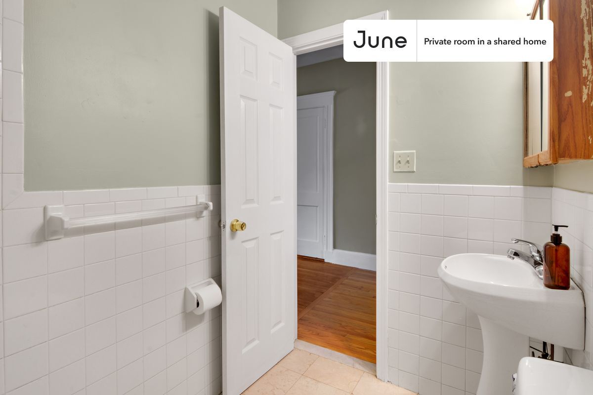 Building Photo - Private bedroom in 3 bed/2 bath Home
