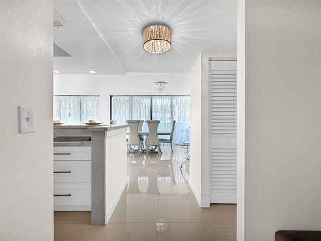 Building Photo - 2049 S Ocean Dr